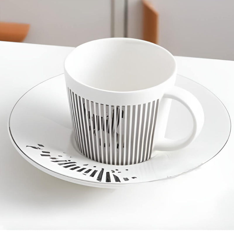 Un café stylé avec une tasse qui dévoile un secret