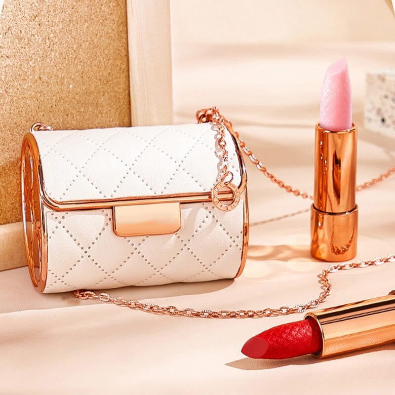 Matta läppstift i en chic handväska 