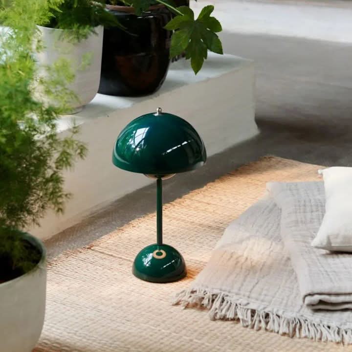 Moderne, kabellose und dimmbare LED-Tischlampe 