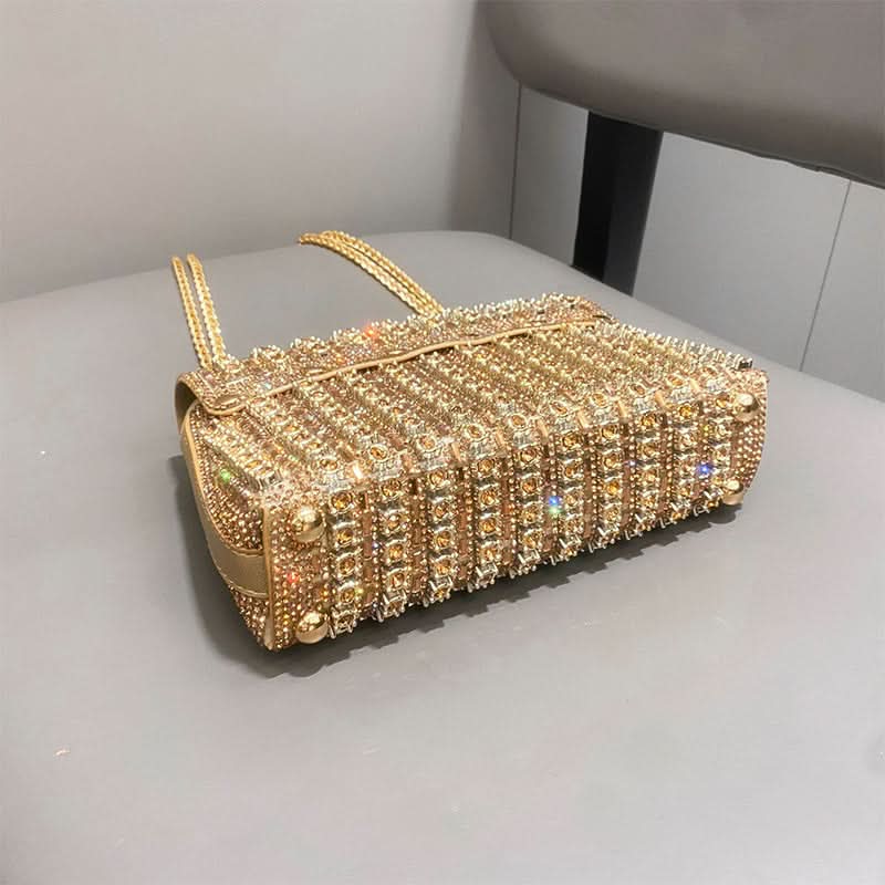 Stralen in de avond met deze glamoureuze clutch met strass 