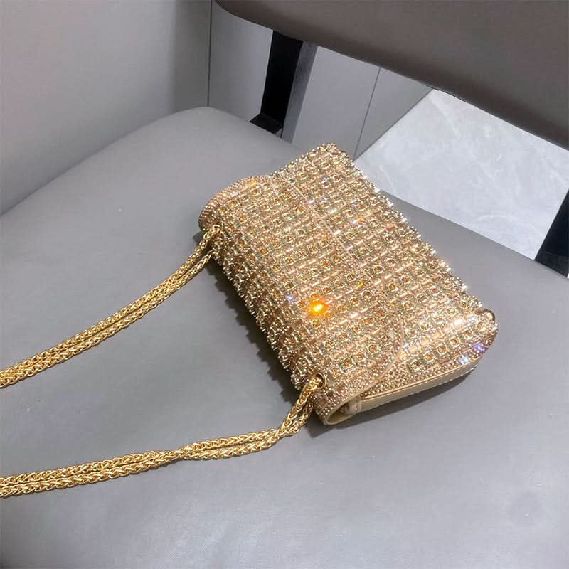 Stralen in de avond met deze glamoureuze clutch met strass 