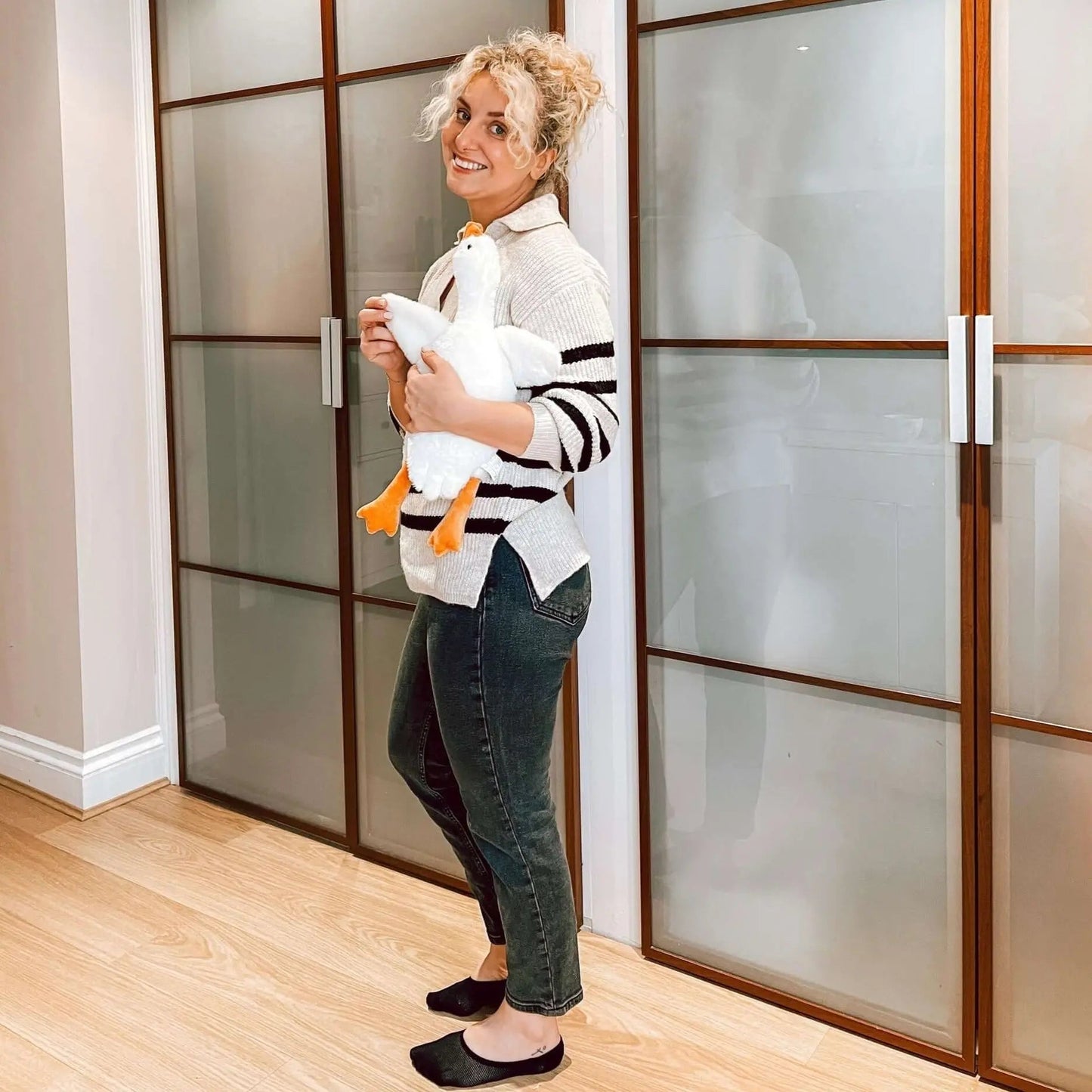 Tarjoa itsellesi hetki pehmeyttä tämän jättiläismäisen hanhen muotoisen tyynyn kanssa 