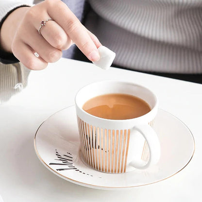 Un café stylé avec une tasse qui dévoile un secret