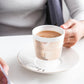 Un café stylé avec une tasse qui dévoile un secret