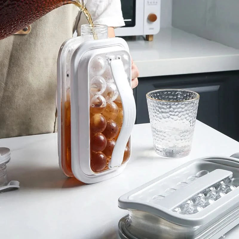2-in-1 bottle with integrated ice cube mold 