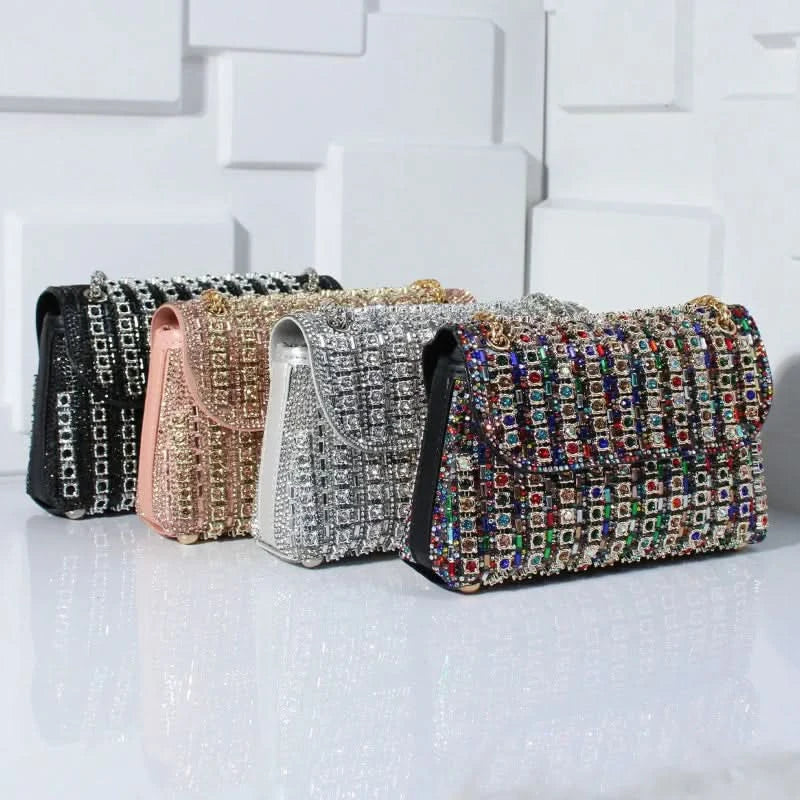 Stralen in de avond met deze glamoureuze clutch met strass 